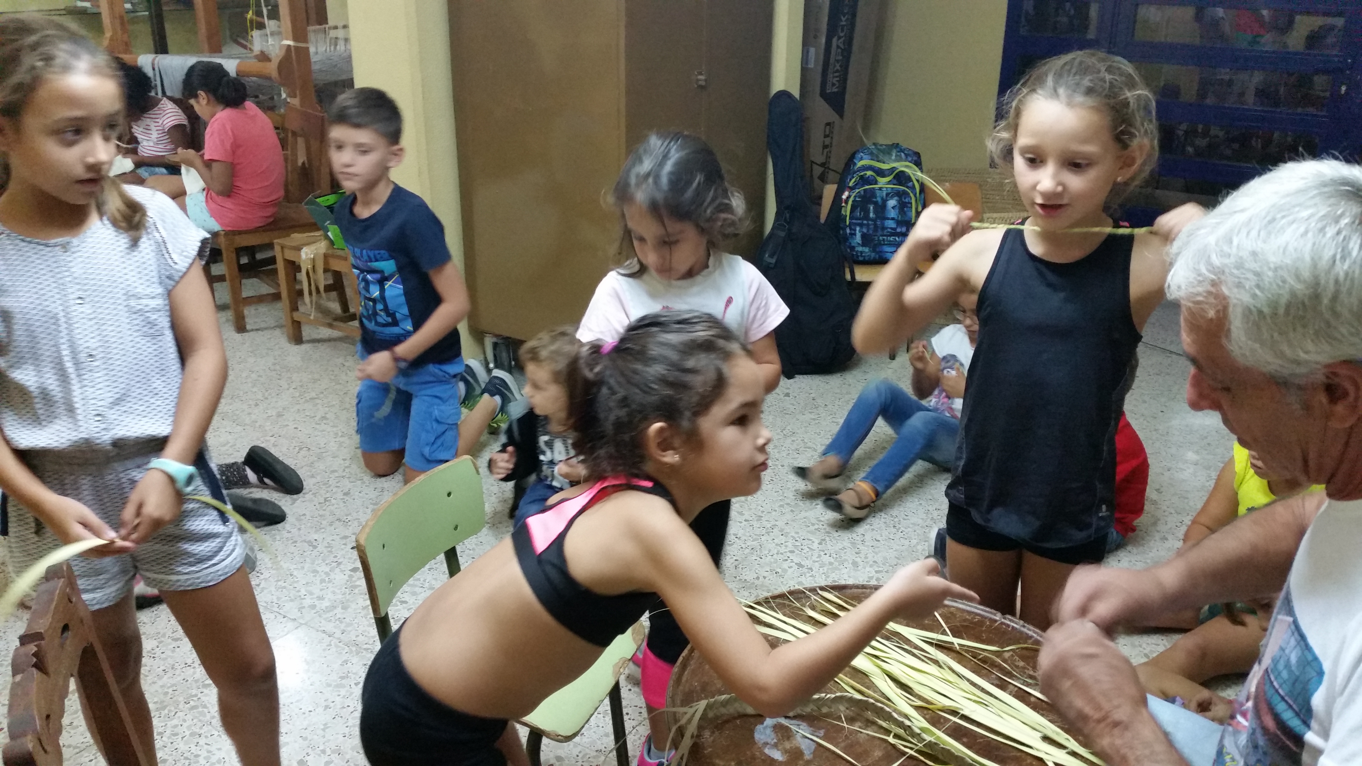 Más de 200 niños de Ingenio aprenden juegos tradicionales, trabajos artesanos y folclore con ayuda del Cabildo