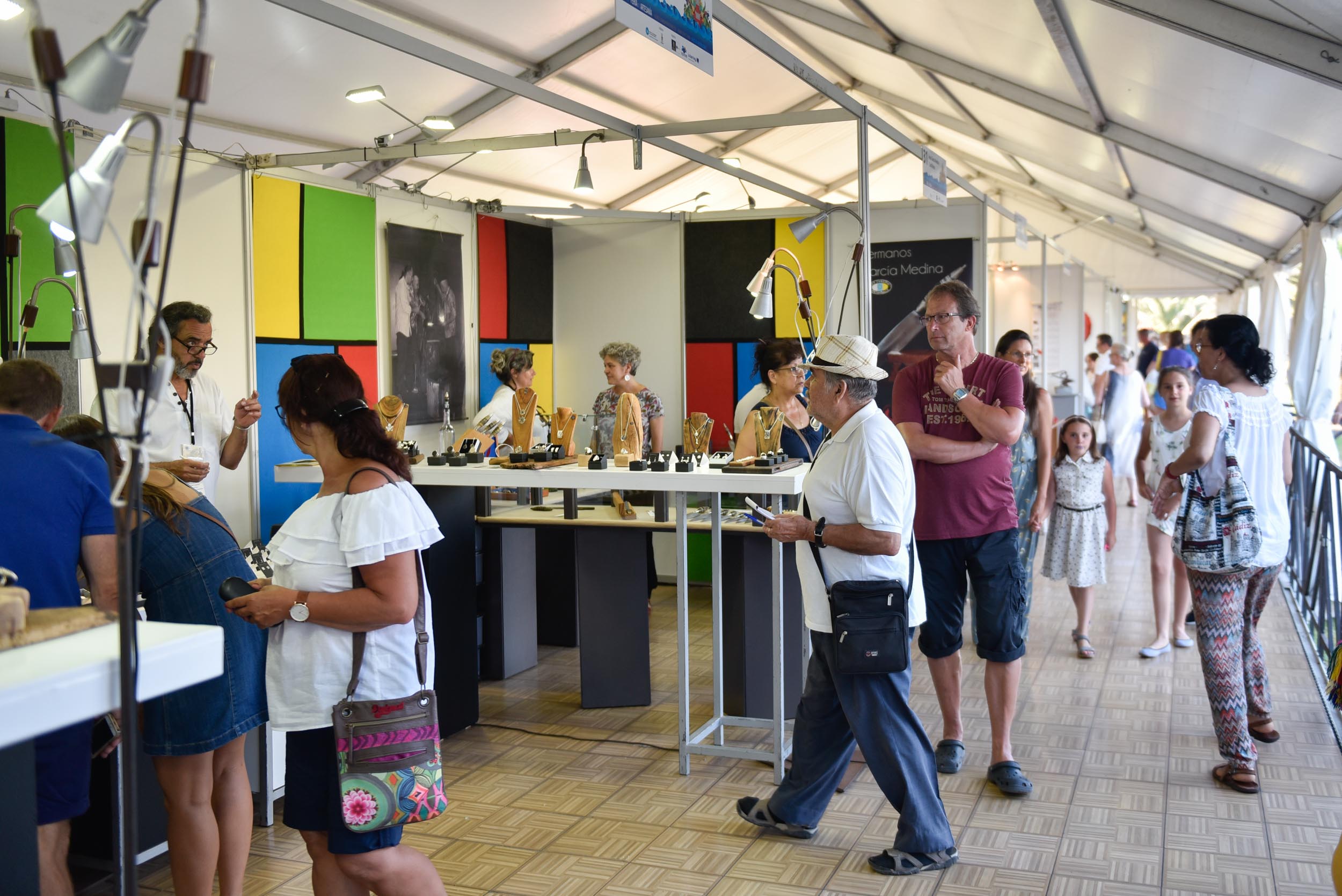 La Feria de Artesanía del Cabildo en el Faro de Maspalomas regresa este viernes para apoyar al sector, que necesita como nunca el apoyo del público