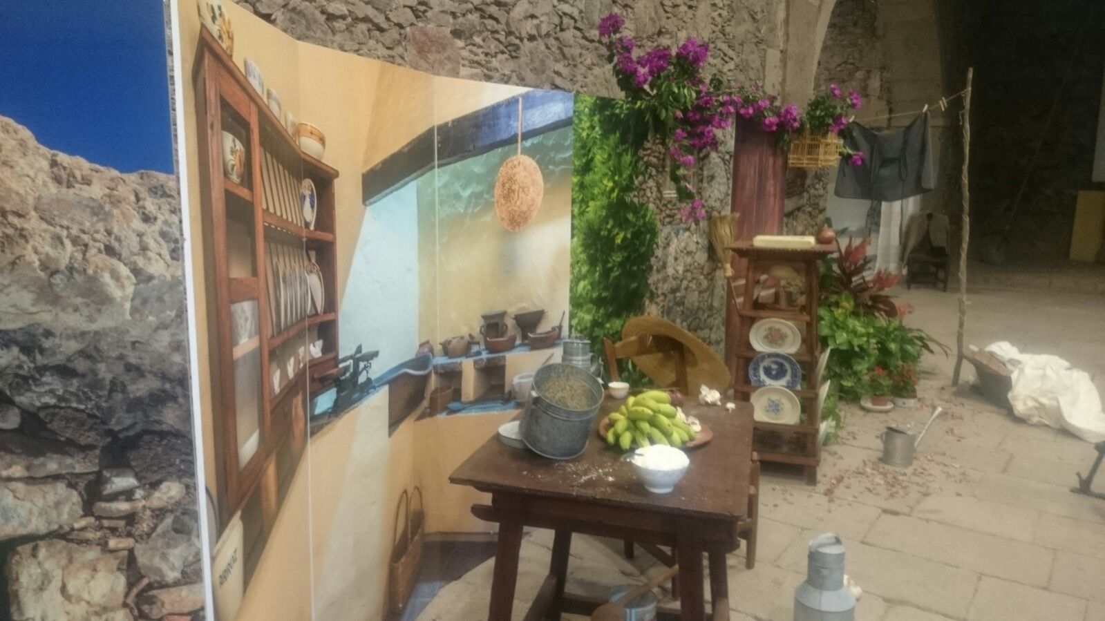 Muebles, loza, cestos y sombreros llenan la exposición de los oficios artesanos de Gran Canaria en una casa tradicional recreada