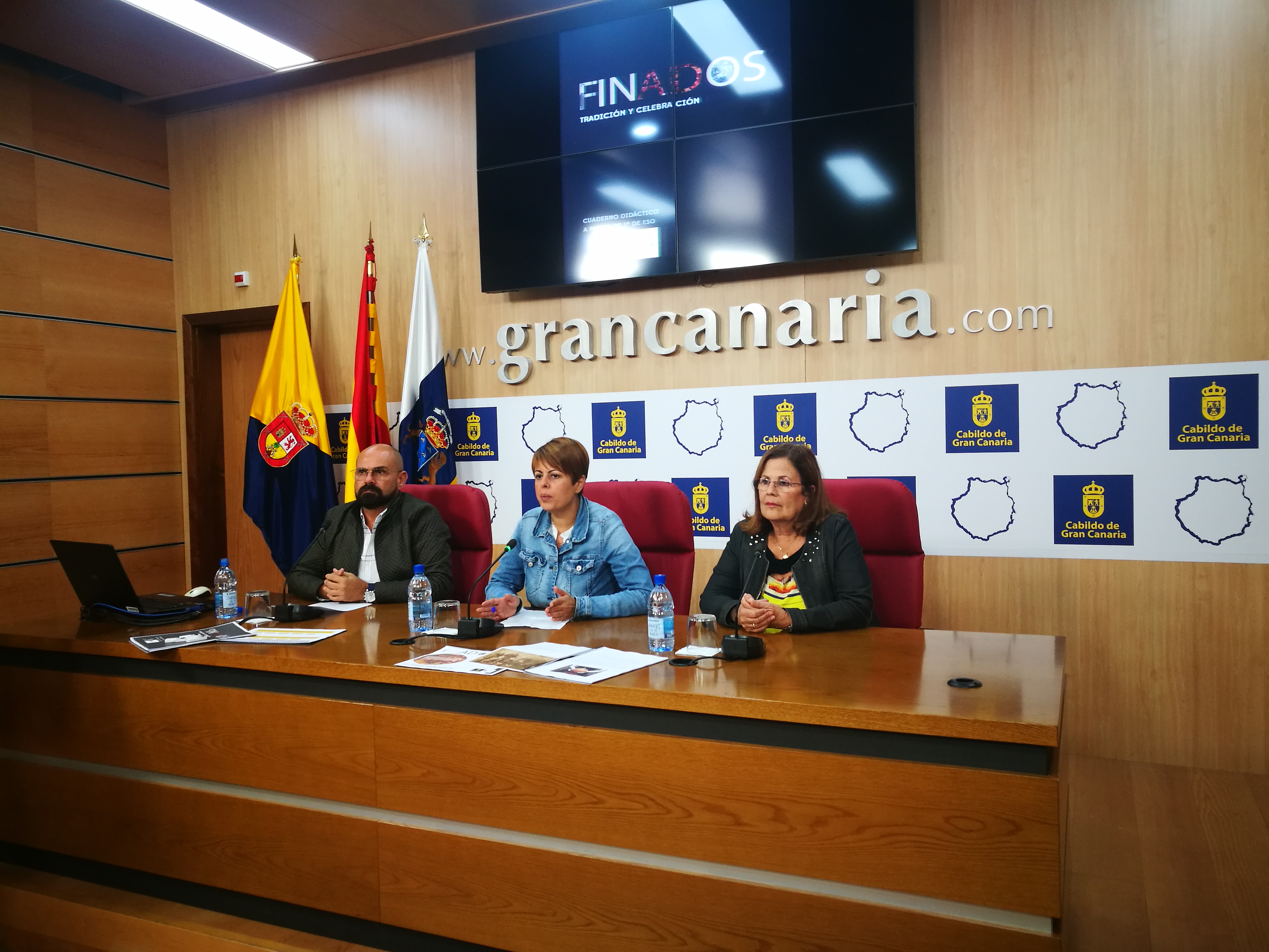 El Cabildo invita a los jóvenes a honrar a sus difuntos con un álbum genealógico por el Día de los Finados en Gran Canaria