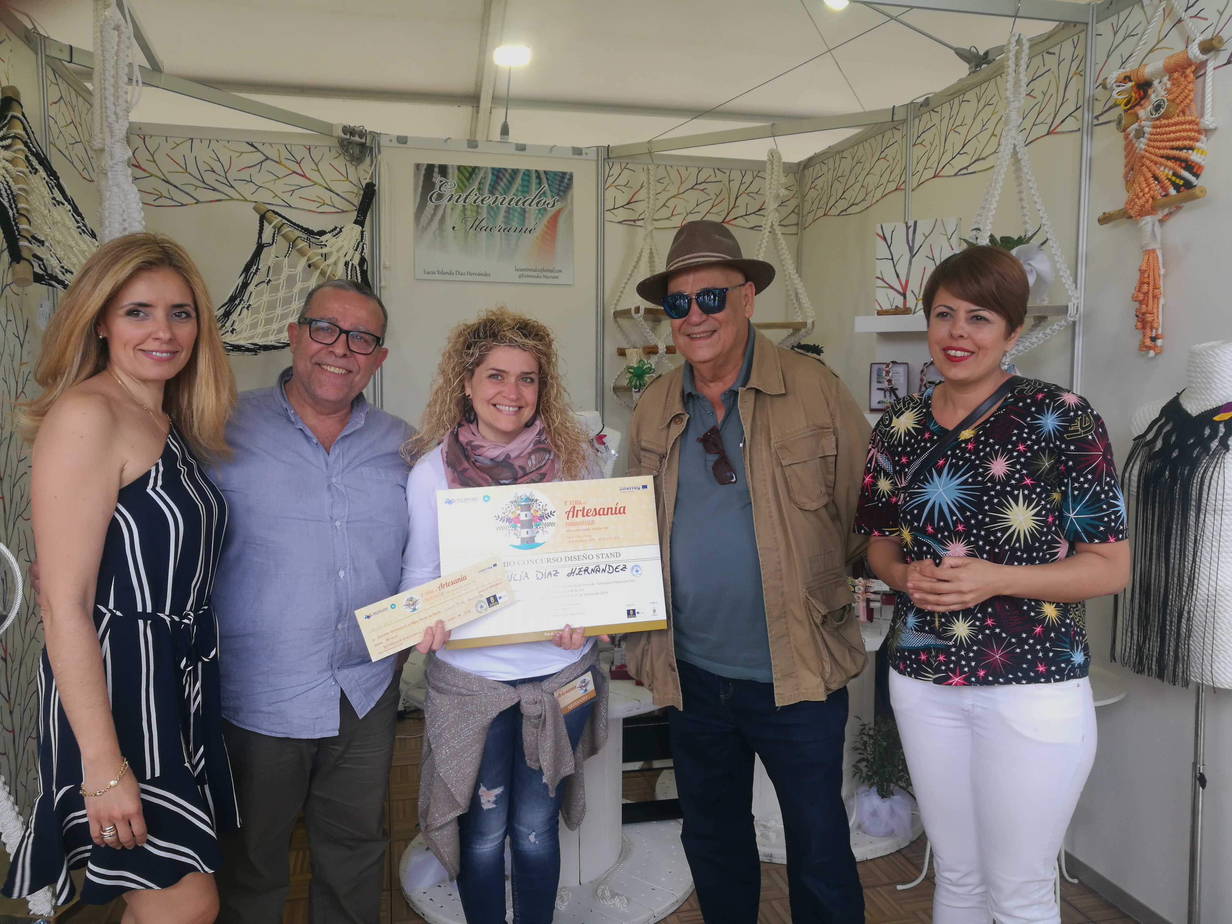 La artesana de macramé Lucía Díaz gana el premio al mejor diseño de stand en la Feria Primavera Sur del Cabildo